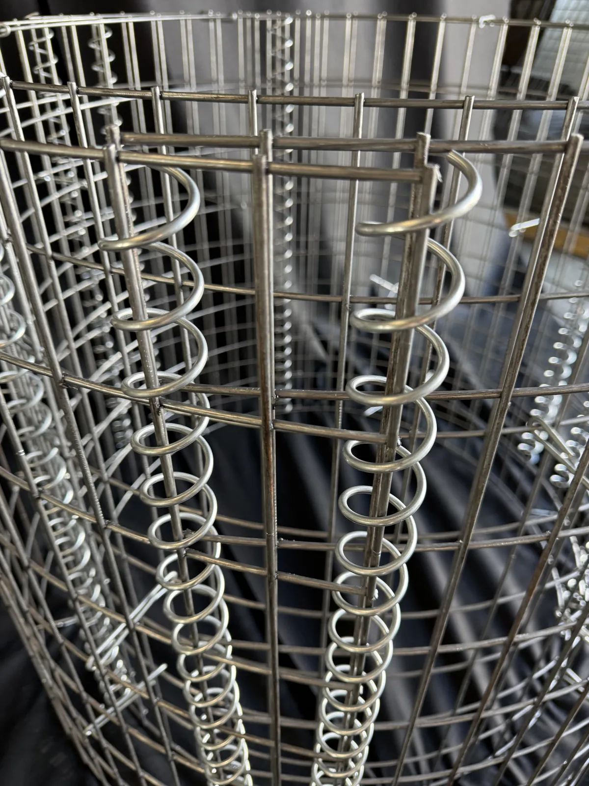 Spirale łączące w okrągłym koszu gabionowym